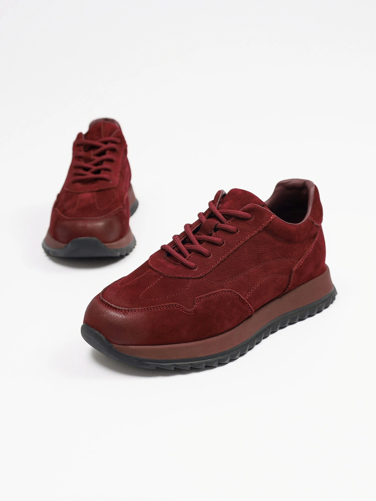 Кроссовки бордового цвета на низкой рельефной подошве